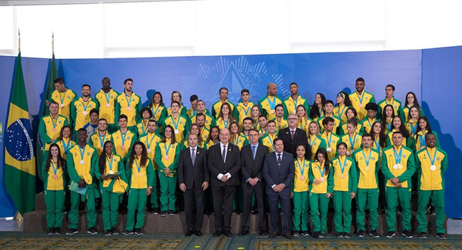 Medalhistas pan-americanos são recebidos no Palácio do Planalto; Leandro Silva representou o hipismo.