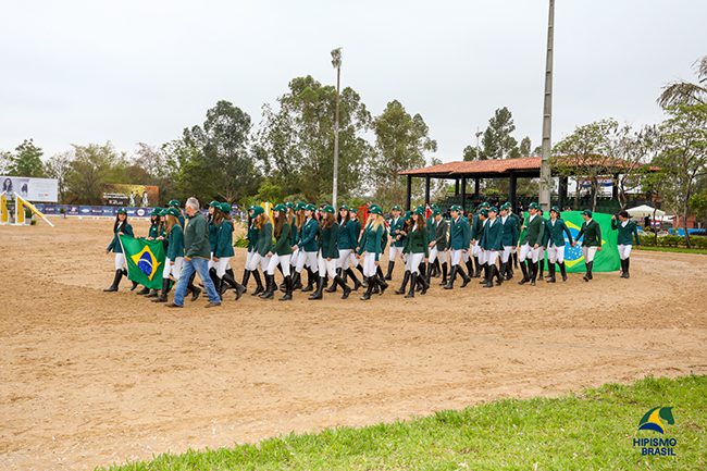 Fazendo jus ao favoritismo nata jovem do Brasil larga com força total no Sul-americano da Juventude no Paraguai.