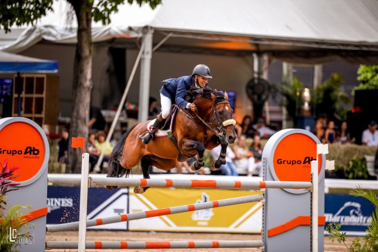 Marcello Ciavaglia vence a Copa Ouro do CSI-W/CSN de Aniversário da SHB. Montando seu velho parceiro Theron RJ, carioca radicado em São Paulo acrescenta  mais uma vitória a sua carreira de sucesso.