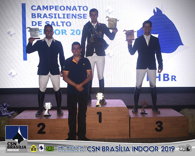 Thiago Rhavy assina seu nome no Troféu Luis Ferreira Corrêa, em Brasília.