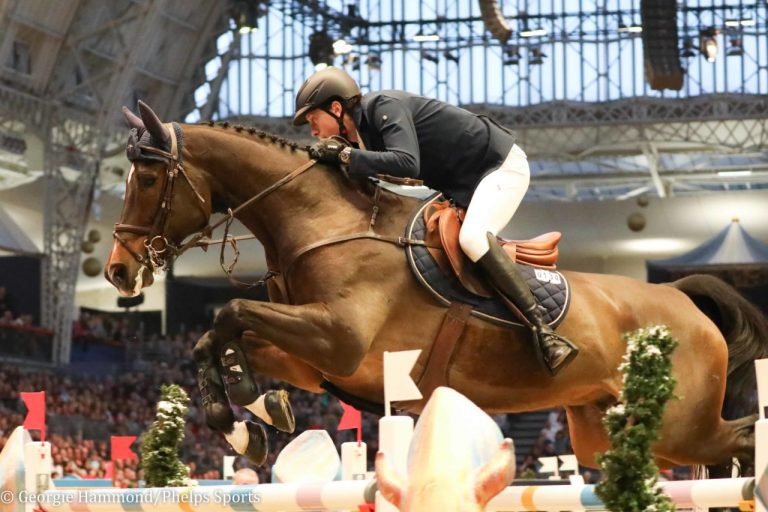 Martin Fuchs é imbatível no Longines FEI de Londres.
