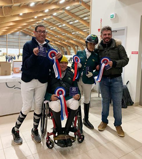Sergio Oliva recebe premiação no adestramento para-equestre internacional.