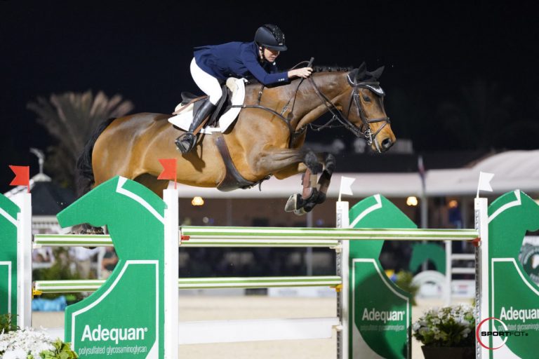 Erin Davis-Heineking no topo do pódio no Grande Prêmio Adequan® do CSI3*.