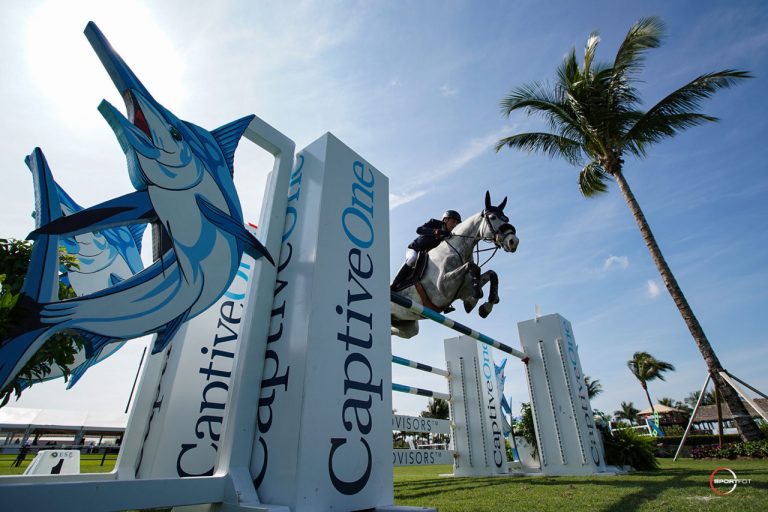 Martin Fuchs, da Suíça, fatura prova na quarta semana do Festival Equestre de Inverno.