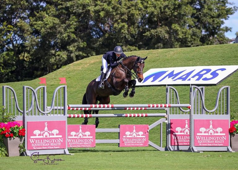 Marilyn Little e RF Scandalous são os campeões do Mars Eventing Showcase.