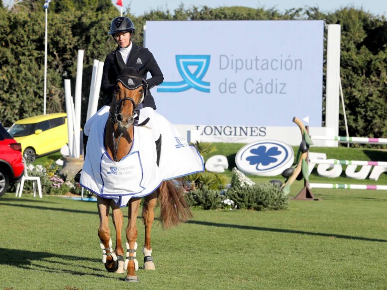 Gudrun Patteet não enfrenta inimigos e está no topo do pódio no GP Sunhine Tour.