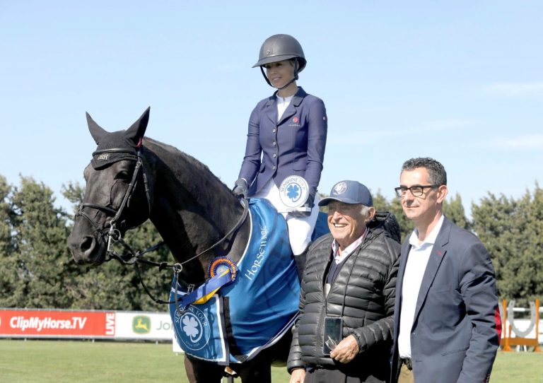 Ellen Whitaker vence o Mini GP do Sunshine Tour.