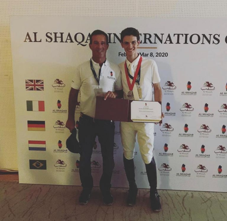 Cavaleiro brasileiro retorna de clínica internacional em Doha.