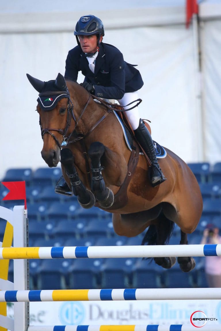 Darragh Kenny fatura o Grande Prêmio Horseware Ireland.