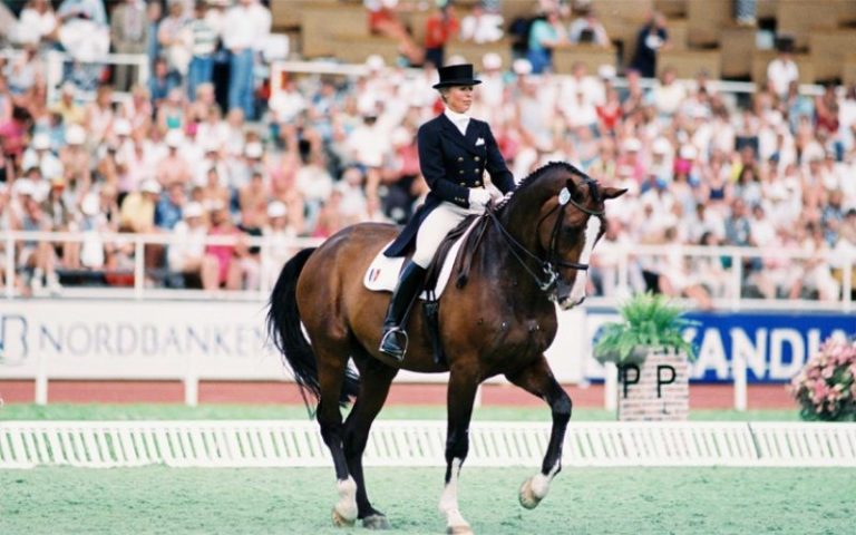 A amazona de dressage, Margit Otto-Crepin, medalha de prata nos Jogos Olímpicos de Seul 1988, faleceu no  domingo (19), aos 75 anos, vítima de doença prolongada.