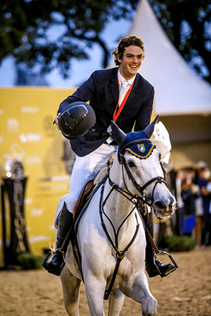 Thales Marino, 19, montando Deauville fatura o GP Internacional Top Riders na Hípica Paulista.