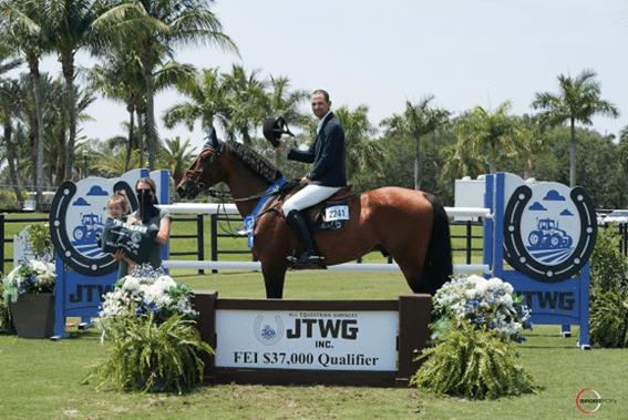 Eduardo Menezes à vitória no CSI3 * Wellington
