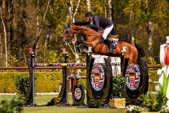 Eduardo Menezes vence na Holanda e Pedro Veniss é vice na Itália