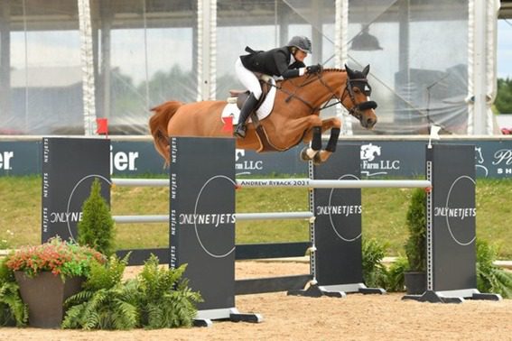 Tiffany Foster ganha o Grand Prix em Traverse City Spring. Resultado do rei belga van het Keizershof.