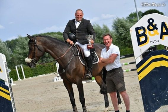 Danny Van Es vence o Grande Prêmio. Glenn Van Riet e Valentin Blanchard compartilham a vitória do Six Bars.