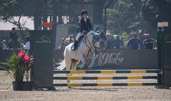 Brasileiro de Escolas 2021 apresenta seus campeões: Gabriela Kovalksy Shoel, 7 anos, e Matheus Machado Lima,11 anos