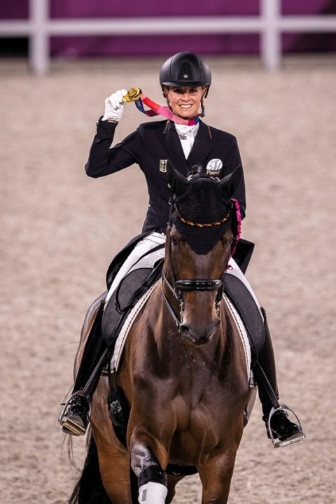 Jessica von Bredow-Werndl com pontuação de monstro e ouro olímpico