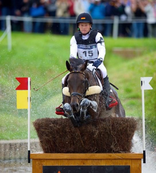 Alemão e equipe da França começam defesa de títulos no hipismo CCE