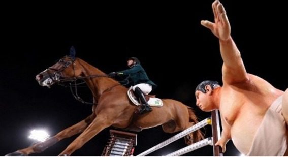 Cavalos do hipismo se assustam com figura de lutador de sumô