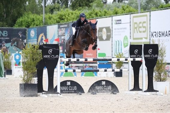 Martin Fuchs compra dos cavalos belgas Picobello e dos estábulos Bariphi