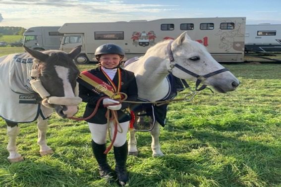 Eline De Ridder vence o campeonato belga de pôneis