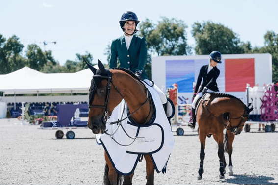 Fanny Skalli leva a égua BWP Jonka-A à vitória no Grand Prix Hubside