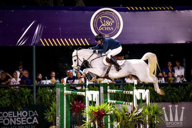 Bartholomeu Miranda, o Totty, fatura o concorrido GP nos 86 anos do Clube Hípico de Santo Amaro
