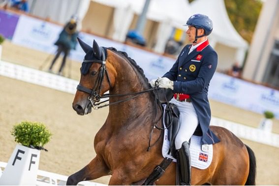 A equipe da Grã-Bretanha está na liderança por enquanto, após o primeiro dia do Campeonato Europeu de Adestramento
