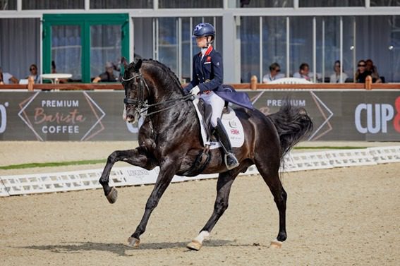 Charlotte Fry é a melhor do primeiro dia do Europeu de adestramento no hipismo