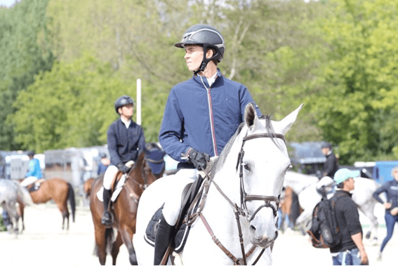 Thibeau Spits vê dois cavalos deixando seus estábulos
