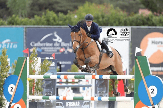 Thierry Goffinet faz ressoar o hino no concurso CSI4 * de Vilamoura. Schoonbroodt no pódio na seção de classificação