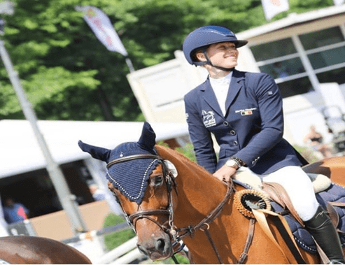 Marthe Heudens recebe dois novos cavalos sob a sela