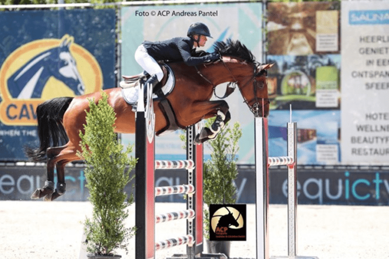 Nadège Janssen recebe cavalo do Grande Prêmio Cassandra 352 sob a sela