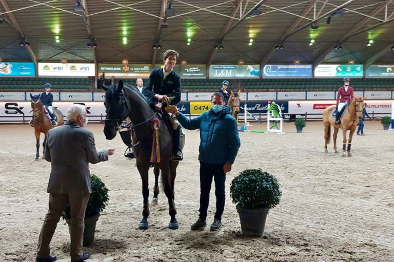 Thibeau Spits é muito rápido para Pieter Jan Anthonissen na classe 1m35 de Lier