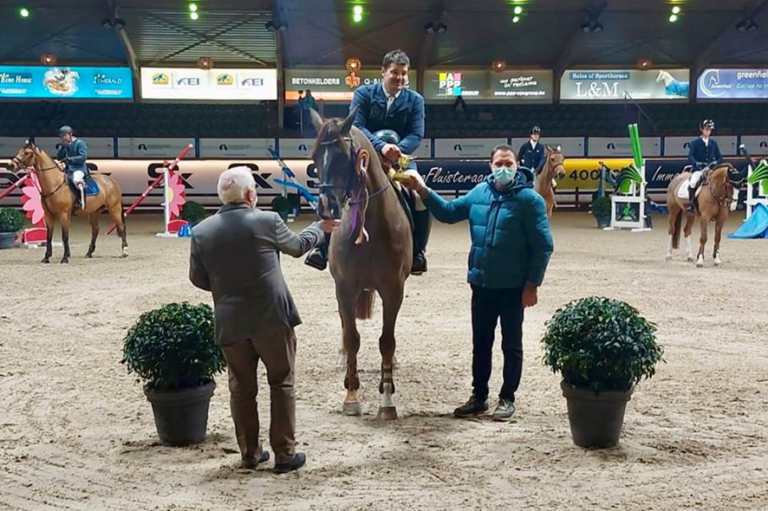 Jeroen De Winter no pódio na classe principal de 1,45m de Lier