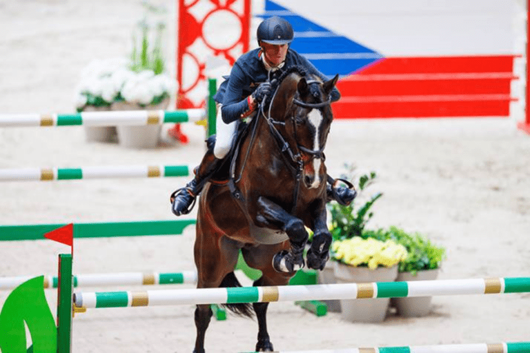 Corrida pescoço e pescoço entre Virginie Thonon e Jérôme Guery na classe Ouro 1,40m de Oliva
