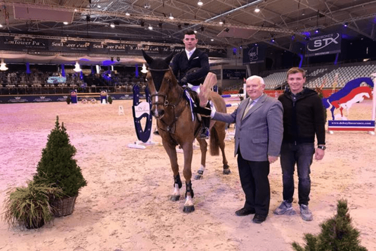 Jens Vandenberk é Jeroen De Winter na prova matinal de 1,35m de Lier