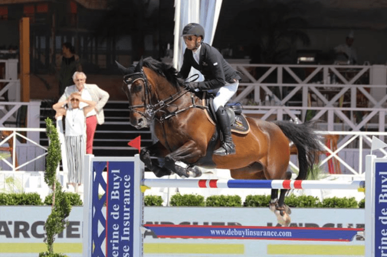 Karel Cox vê seu cavalo do Grand Prix Evert deixar seus estábulos