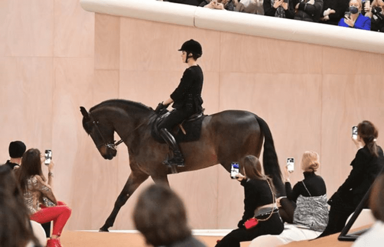 Charlotte Casiraghi, neta de Grace Kelly, abre desfile de alta-costura da Chanel montada a cavalo