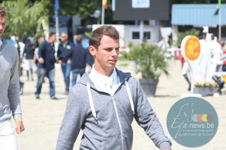 Stijn Stevens e Louke Baeten veem Jade van het Gravenhof deixar seus estábulos