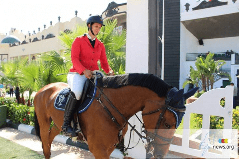 Virginie Thonon no pódio na classe Ouro 1.30m de Oliva