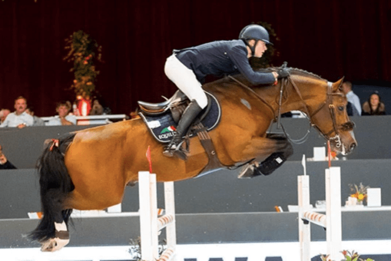 O menino Adrian van Gelderen vê o melhor cavalo Cadouch Z deixar seus estábulos