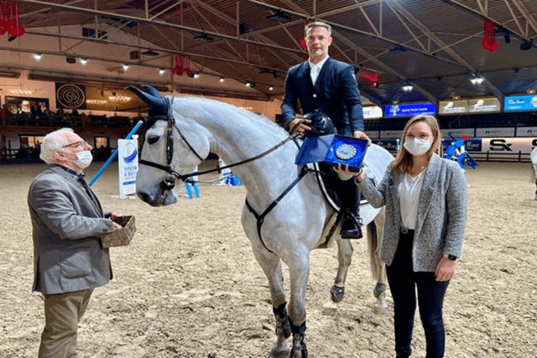 Koen Vereecke no pódio em CSI2* 1,45m GP de qualificação em Lier