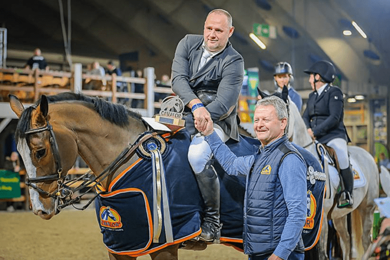 Danny Van Es, Niki Geenens e Xander Van Es comemoram em Lier