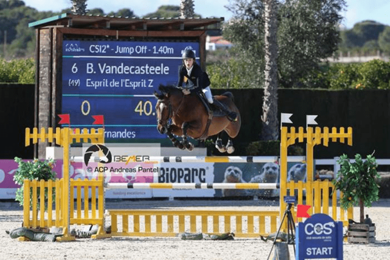 Bart Jay Junior Vandecasteele no pódio na classe principal CSI2* 1,40m em Valência