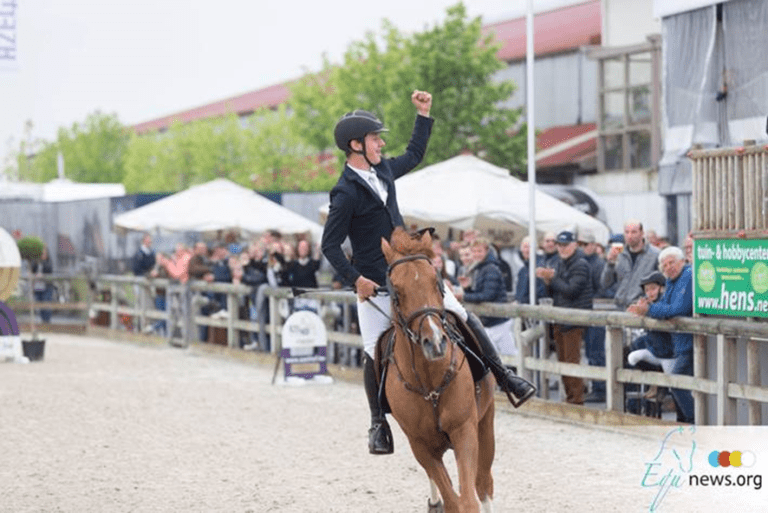 Gilles Nuytens e Kharley V tocam o hino nacional belga em Lier