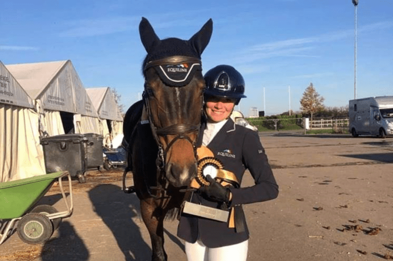 Elisa Strubbe e Fantasy van de Windeweg vencem 1* 1,30m de Lier