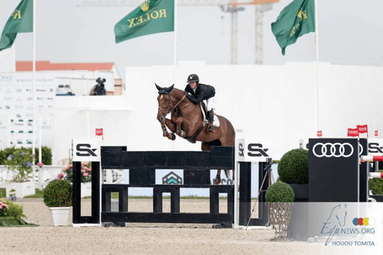 Charlotte Bettendorf se despede de seu cavalo de GP Nababette