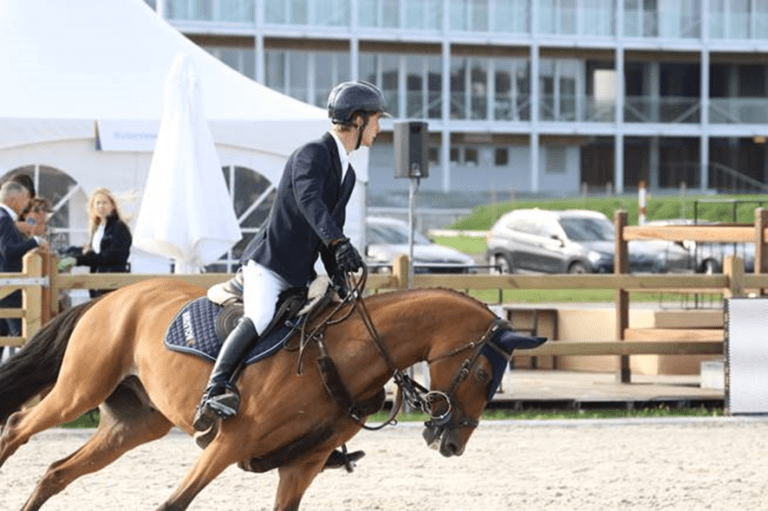 Jordy van Massenhove e Dries Dekkers no palco de 2 * 1,45 m em Lanaken
