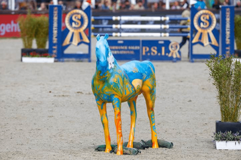 Cavalo de plástico rende 35.500 euros para a Ucrânia